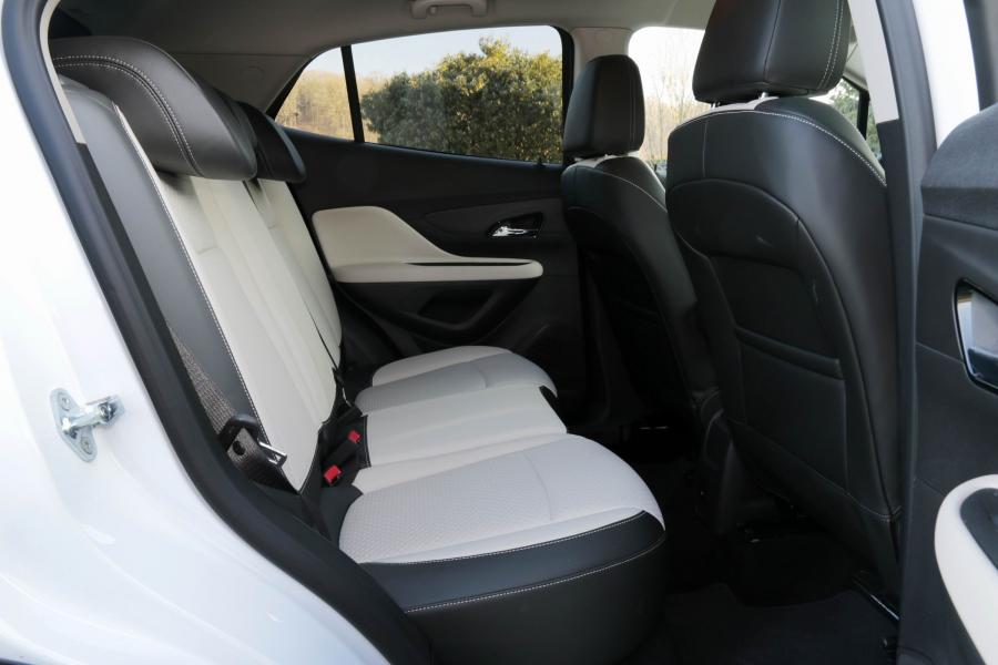 Интерьер Opel Mokka X 2016 года  (фото 25 из 48)
